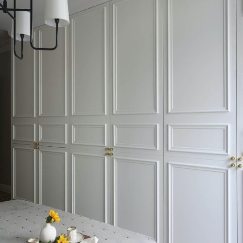 szafa na całą ścianę w sypialni