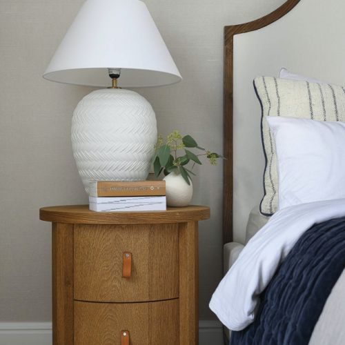 elegancka sypialnia beż i drewno