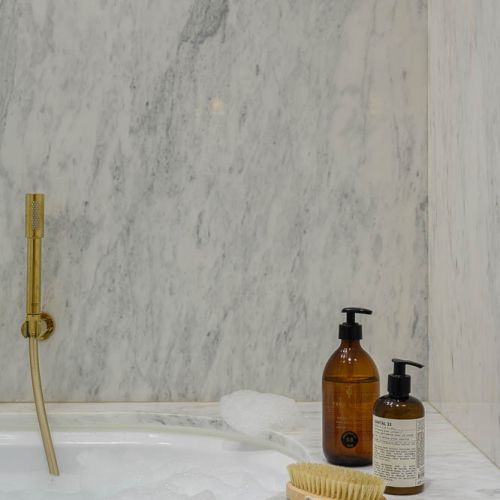 biała łazienka złote dodatki