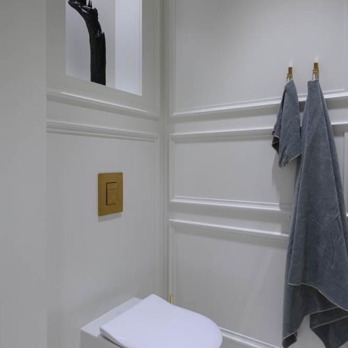 biała łazienka ze złotymi dodatkami