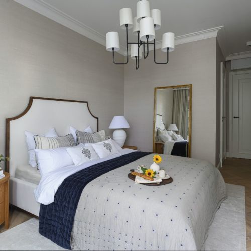 elegancka sypialnia w odcieniach szarości