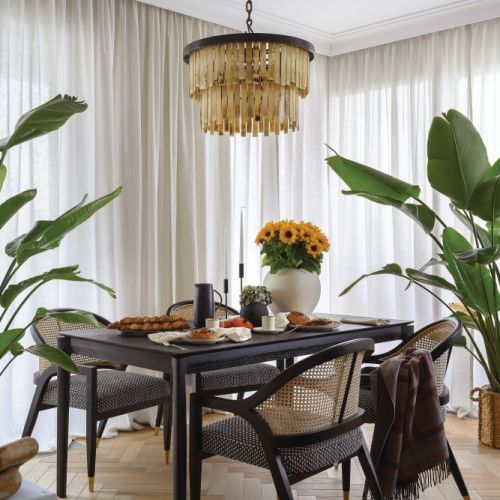 rattan i ciemne drewno w przytulnym mieszkaniu