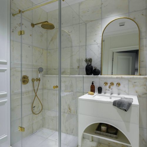 biała łazienka z łukami