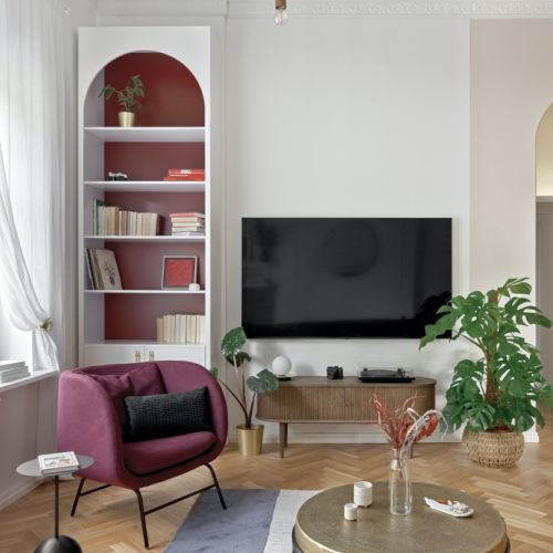 zaokrąglona biblioteczka w salonie