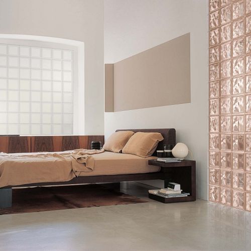 ściana z luksferów w sypialni