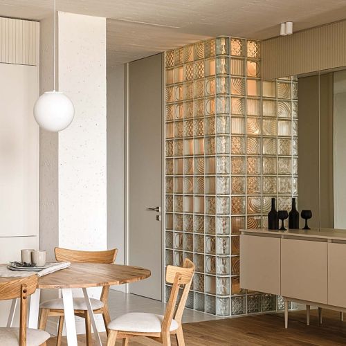 narożnik z luksferów we wnętrzu