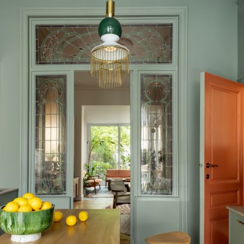 zielona kuchnia w mieszkaniu w historycznej kamienicy