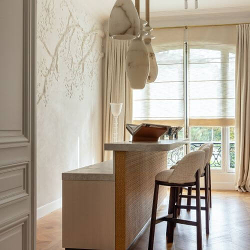 bar w luksusowym apartamencie w Paryżu projektu Stephanie Coutas