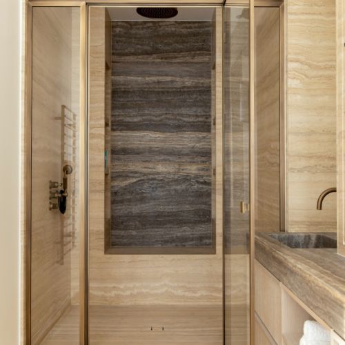 nowoczesna beżowa łazienka w luksusowym apartamencie