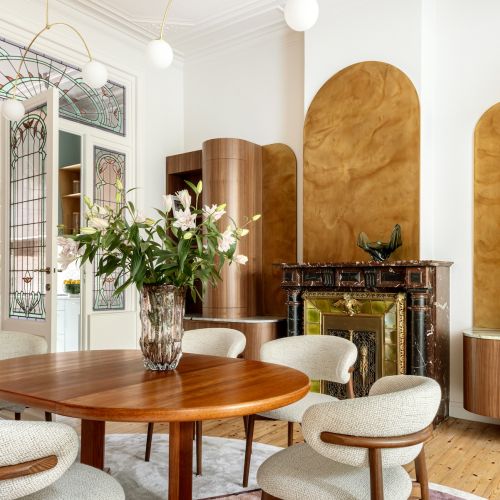 Jadalnia w salonie w historycznej kamienicy