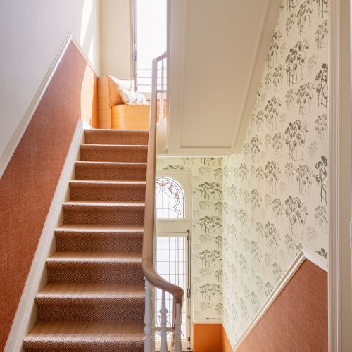 odrestaurowana klatka schodowa w historycznej kamienicy