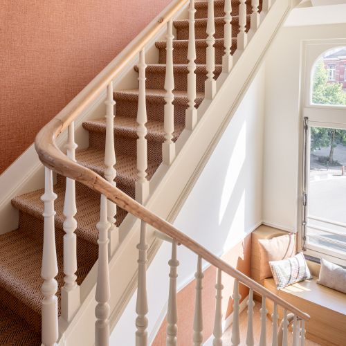 Elegancka klatka schodowa w starej kamienicy