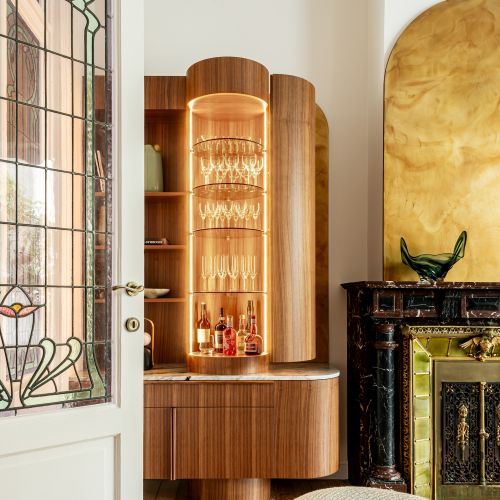 luksusowy salon z kominkiem w mieszkaniu w historycznej kamienicy