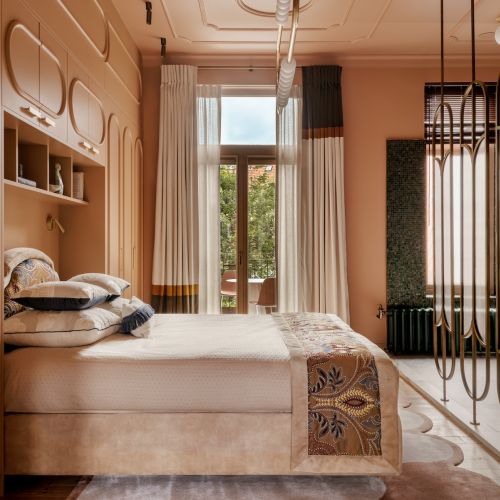 elegancka kobieca sypialnia w mieszkaniu w historycznej kamienicy