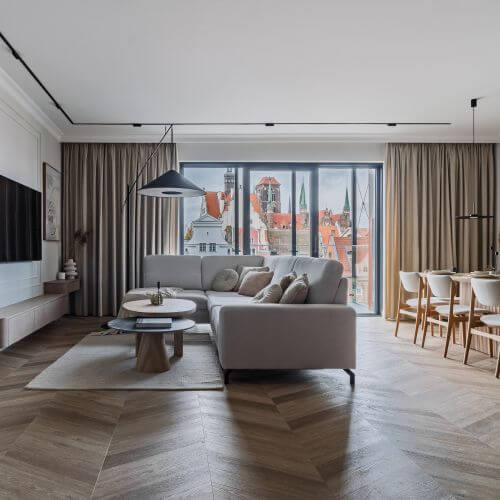 Przytulny salon z panoramicznym widokiem na Gdańsk