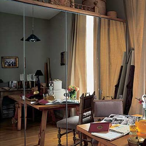 Lustra na drzwiach szafy powiększają optycznie wnętrze.