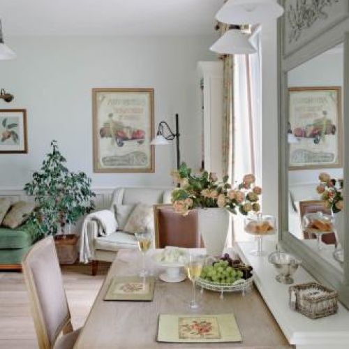 Lustro powieszone nad stołem, na francuską modłę.