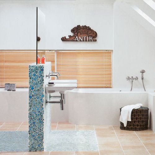 Lustro w nowej odsłonie - zamiast wisieć na ścianie tworzy ściankę działową. Stelaż do umywalki kosztuje 344 zł netto,