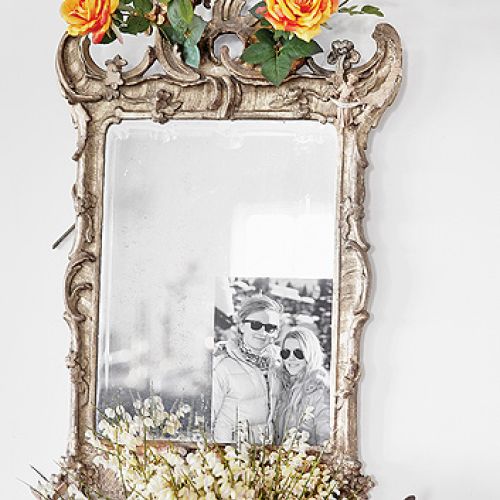 Lustro w rzeźbionej ramie. Dom nad morzem, spokój z odrobiną Orientu