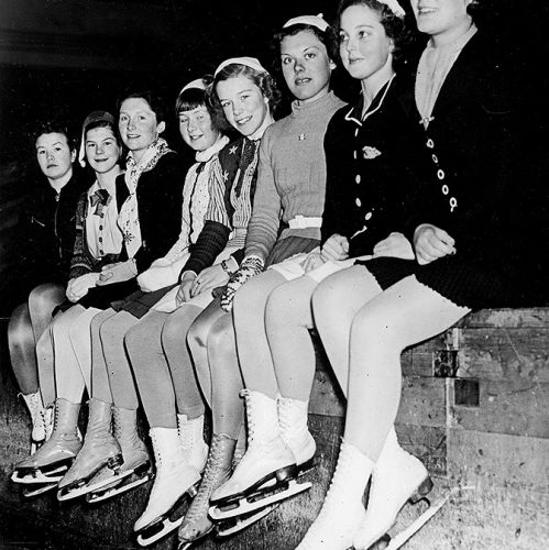 Łyżwiarki w przerwie treningu, Sztokholm, luty 1938 r.