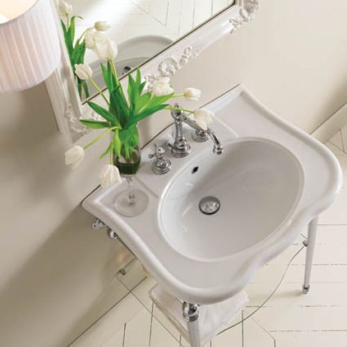 Ma dookoła wygodny blat na akcesoria oraz szklaną półkę. Kosztuje 9908 zł, dostępne szerokości: 70 i 90 cm. ONICA