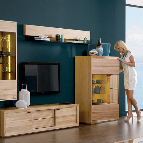 Ma fronty z litego dębu, regał wiszący kosztuje 1690 zł, półka z giętego szkła w cenie 1890 zł. MEBLE MATKOWSKI