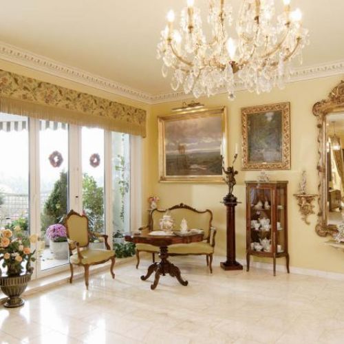 Ma podłodze leży marmur o delikatnym herbacianym rysunku, a na sufitach mienią się kryształowe żyrandole.