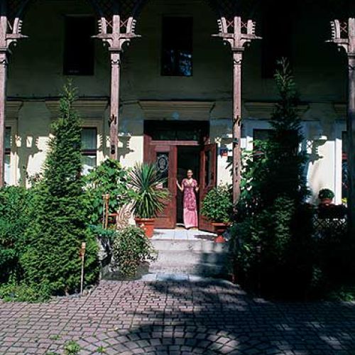 Magda przed wejściem do willi. Włoska uroda