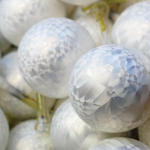 Mają lśnić, czarować kolorami, wywoływać uśmiech. Niektóre bombki to prawdziwe dzieła sztuki.