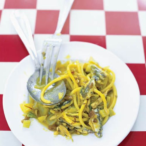 Makaron w aromatycznym sosie z sardynkami, koprem włoskim (fenkułem) i orzeszkami piniowymi.