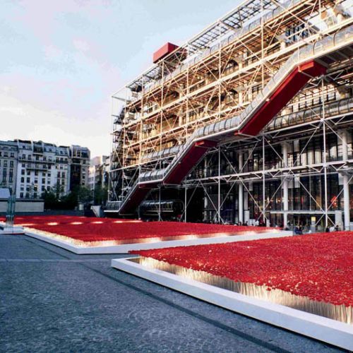 Maki przed Centre Pompidou w Paryżu. Zapytaj Kenzo