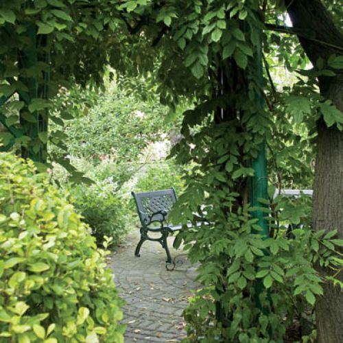 Mała architektura dodaje ogrodowi uroku.