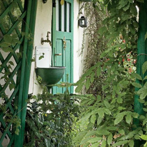 Mała architektura dodaje ogrodowi uroku.