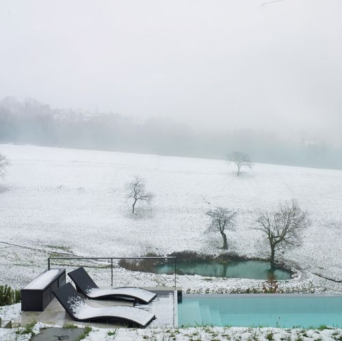Mała wioska na wzgórzu pod Lyonem. Trzy kroki do lasu, a dookoła tylko łąki.