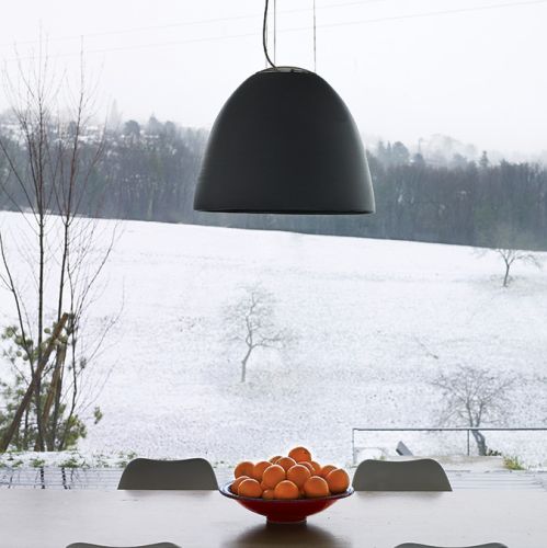 Mała wioska na wzgórzu pod Lyonem. Trzy kroki do lasu, a dookoła tylko łąki.