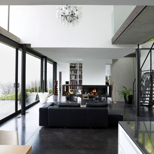 Mała wioska na wzgórzu pod Lyonem. Trzy kroki do lasu, a dookoła tylko łąki.