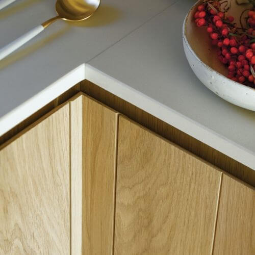 mała kuchnia w kolorze drewna