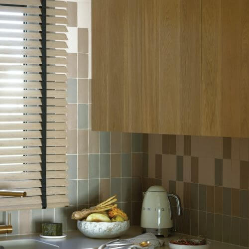 mała kuchnia w kolorze drewna