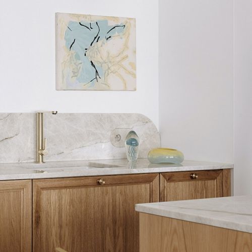 mała kuchnia w eleganckim mieszkaniu nad morzem