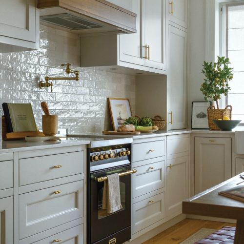 mała kuchnia w mieszkaniu w bloku