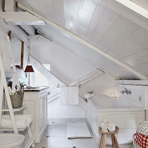 Łazienka na poddaszu może mieścić zarówno wannę, jak i prysznic - wszystko zależy od odpowiedniego rozplanowania.