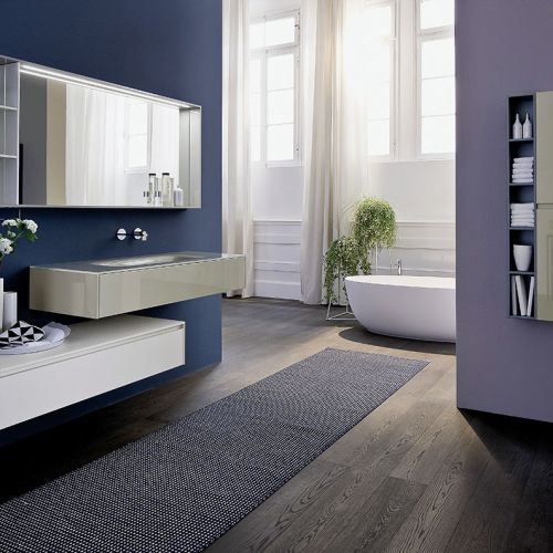 Ciemne ściany i podłogi pasują bardziej do dużej łazienki.