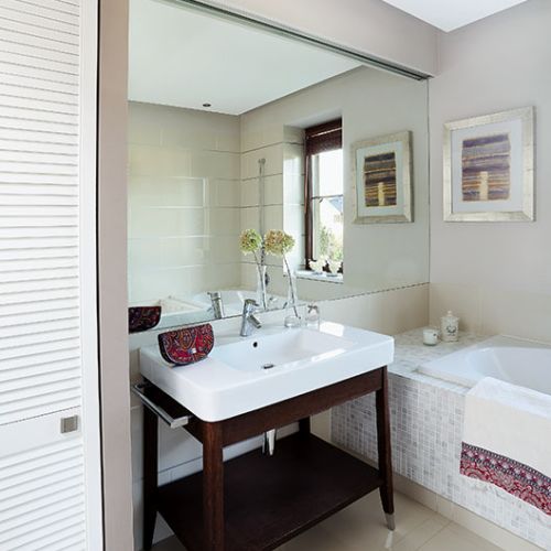 Duże lustra powiększają wizualnie małą łazienkę.