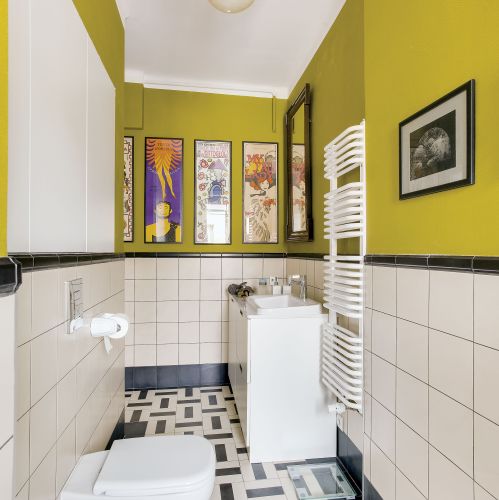 Kontrasty i jasne kolory to sposób na optyczne powiększenie małej łazienki.