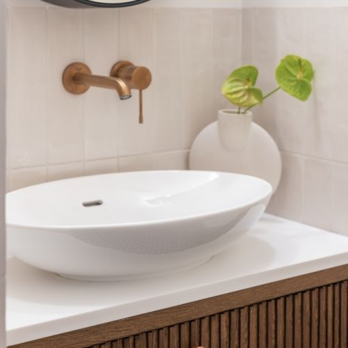 mała łazienka beżowa z drewnem