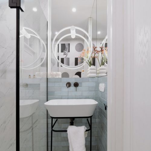 mała łazienka w mieszkaniu nad morzem