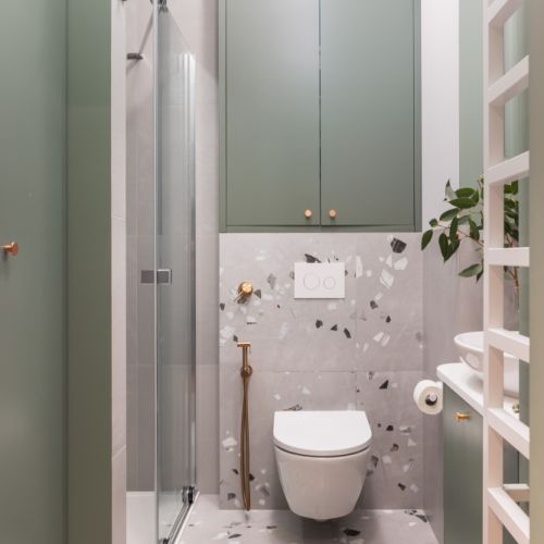 zielona łazienka z miedzianymi dodatkami