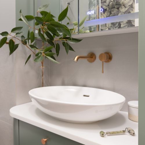 łazienka zielona z miedzianymi dodatkami