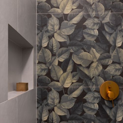 mała łazienka zielona z miedzianymi dodatkami