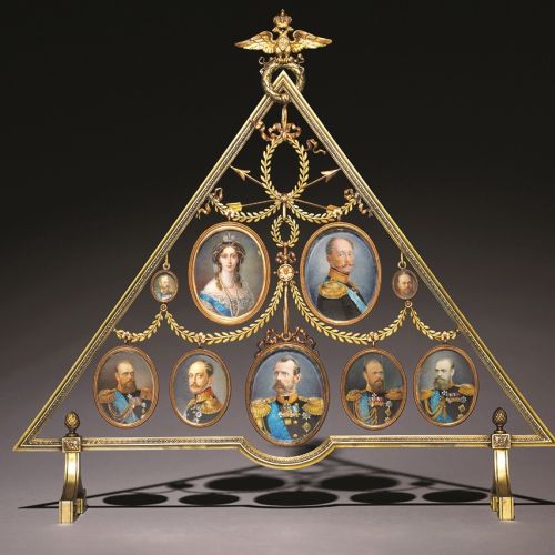 Peter Carl Fabergé, złoty stojak z kompletem miniatur rodziny carskiej autorstwa Johana Victora Aarnego, koniec XIX w.